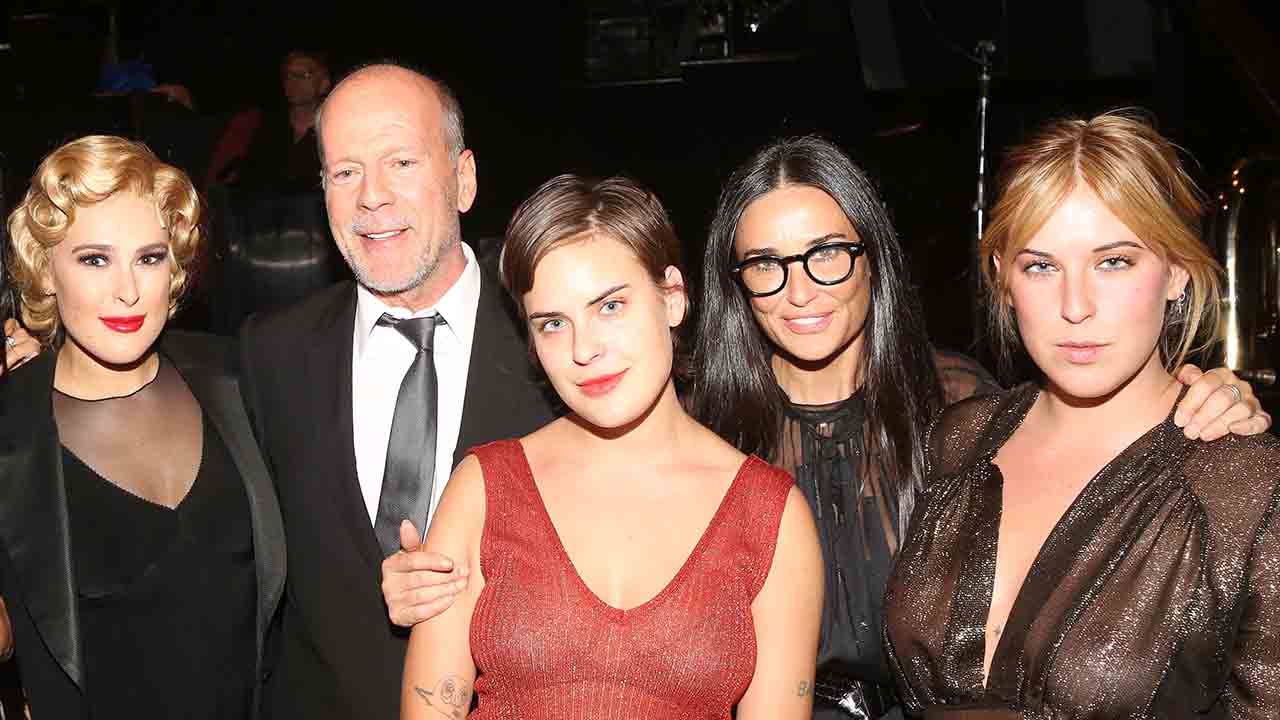 Bruce Willis’ 5 daughters pictured together in rare photo: “Best friends for life”
