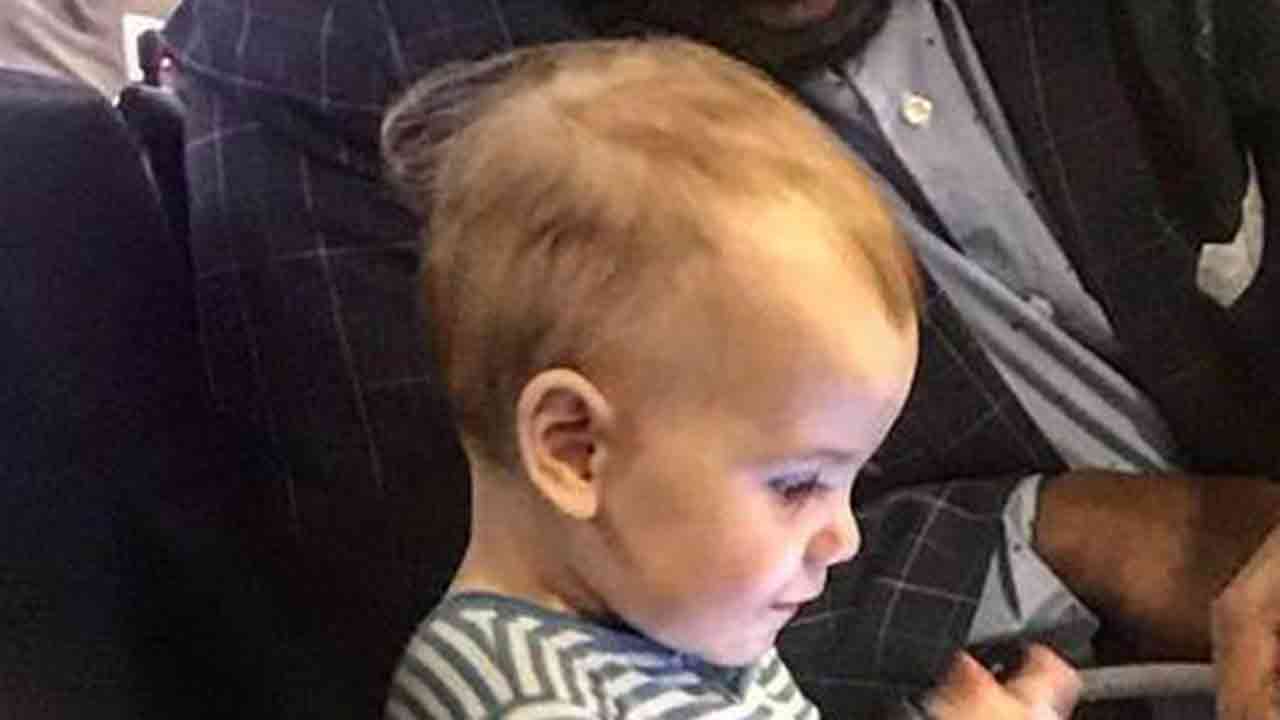 Photo of toddler and passenger at airport goes viral and will melt your heart