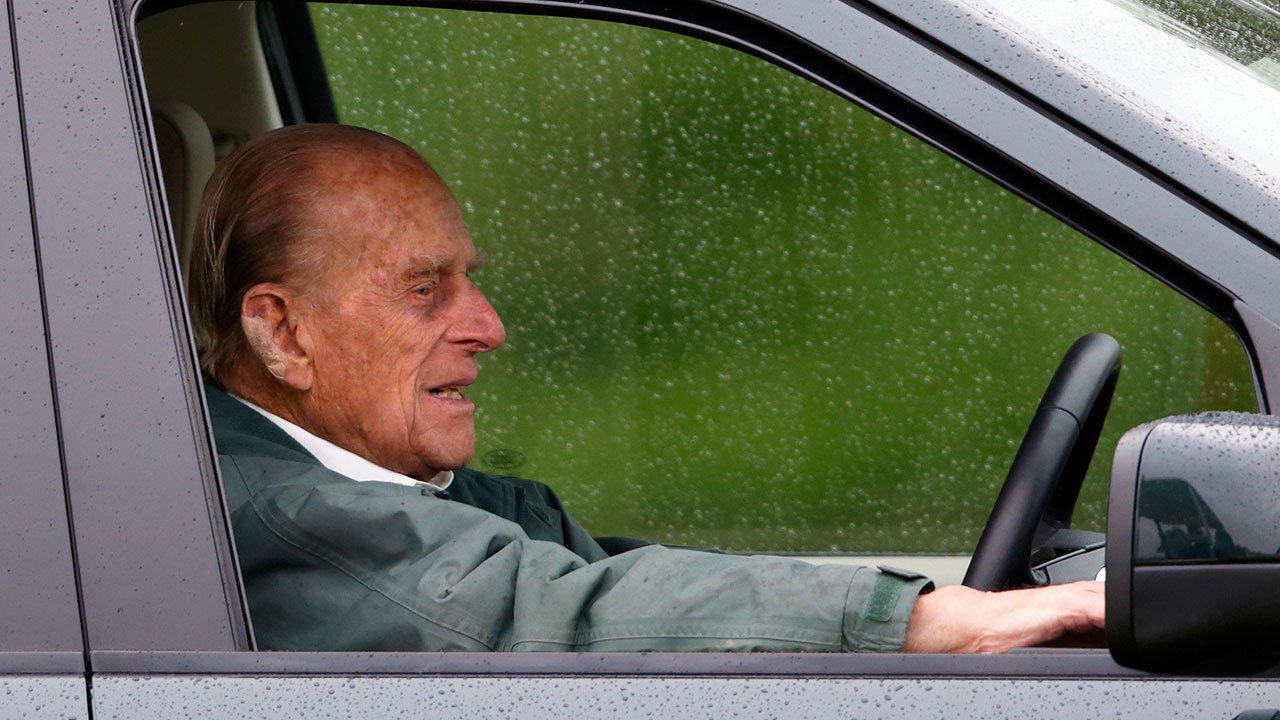 Prince Philip surrenders his driver’s licence following dangerous car crash