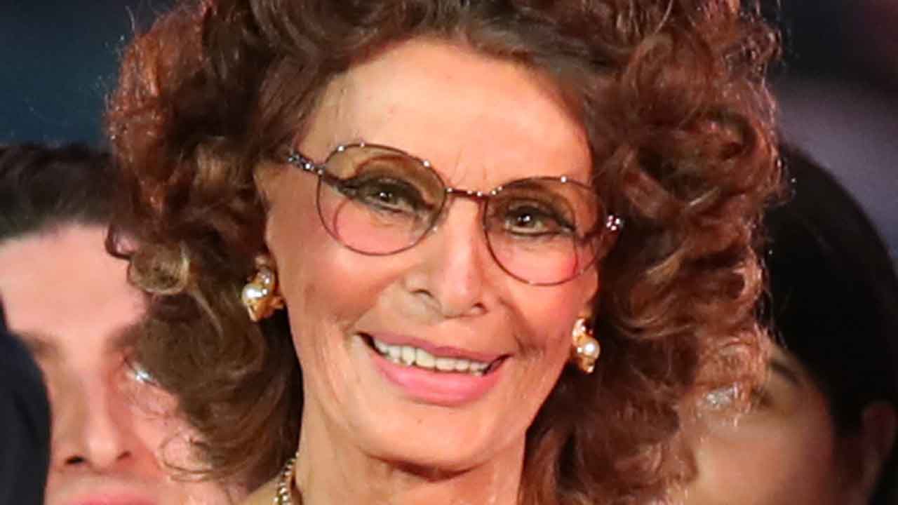 Sophia Loren sparkles in dazzling gown for cruise event