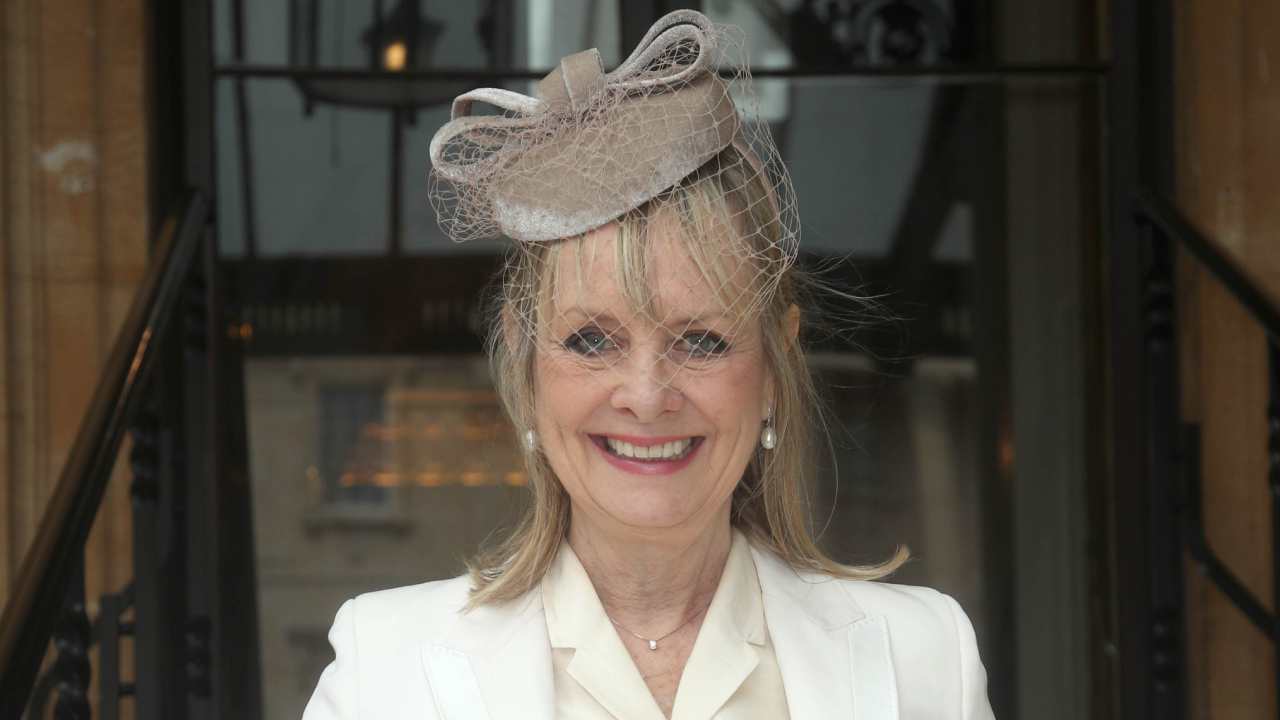 Dame Twiggy! 60s icon accepts new title at Buckingham Palace