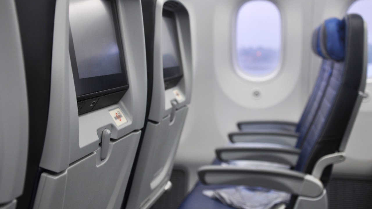 Plane seat etiquette: Who gets the armrest?