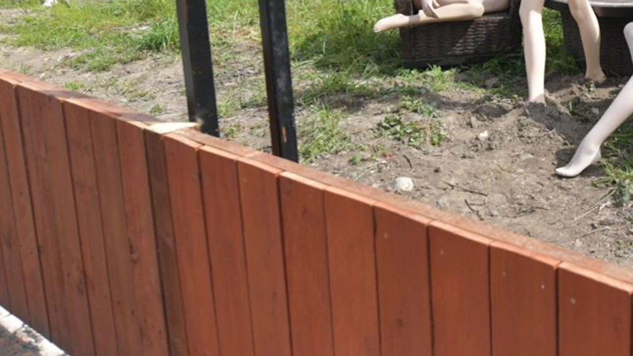 Man’s hilarious response to “nosy” neighbour who complained about his fence