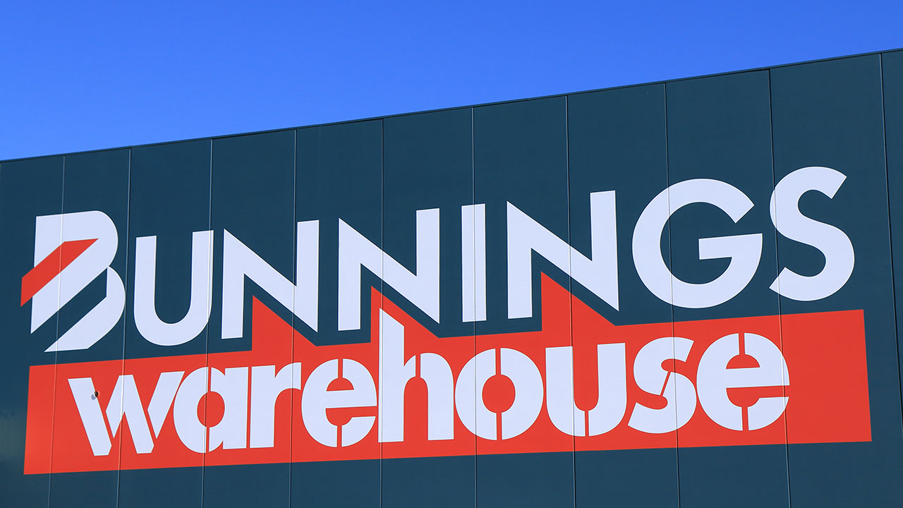 "Unreal": Hilarious Bunnings' car park fail leaves people in stitches