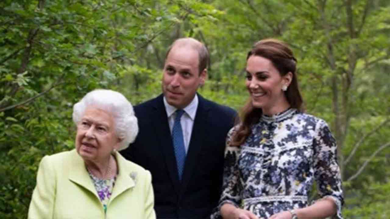 Royals likes we've never seen them! The Queen and Duchess Kate's garden date 