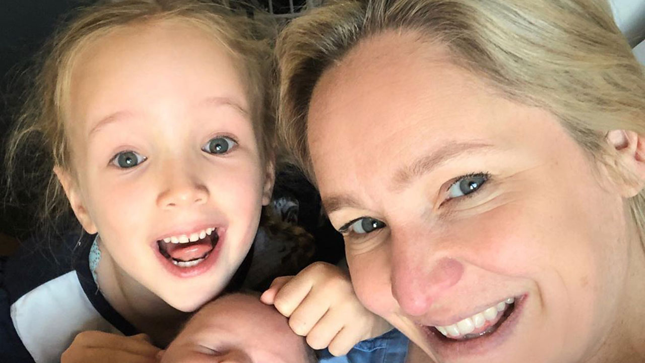 “Hopelessly in love”: Fifi Box gives birth – and lets daughter Trixie pick the name! 