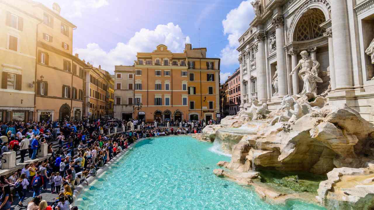 Rome introduces new rules to curb unruly tourist behaviour