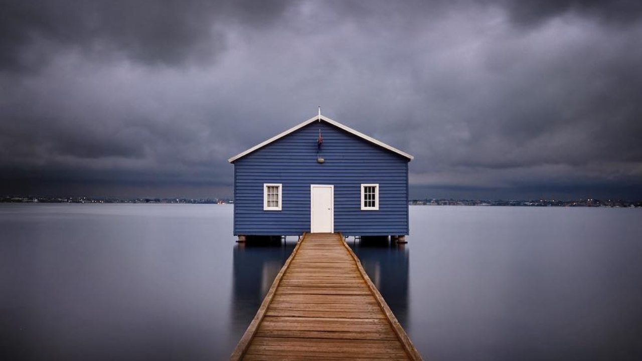 Tourists unimpressed as iconic “blue boat house” in Perth undergoes a change of colour