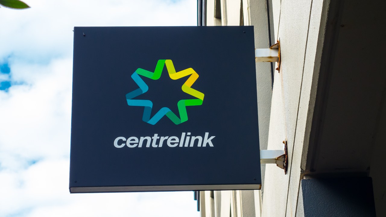 "This is incompetence": Centrelink payment glitch costs Aussies thousands