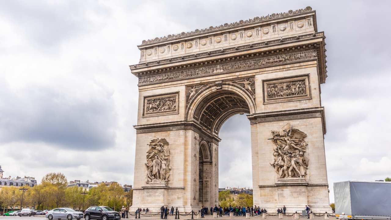 “They can be very noisy and even dirty”: Parisians are sick of mass tourism