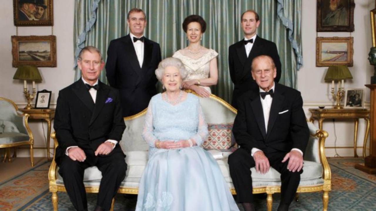 7 rarely seen photos of royal siblings