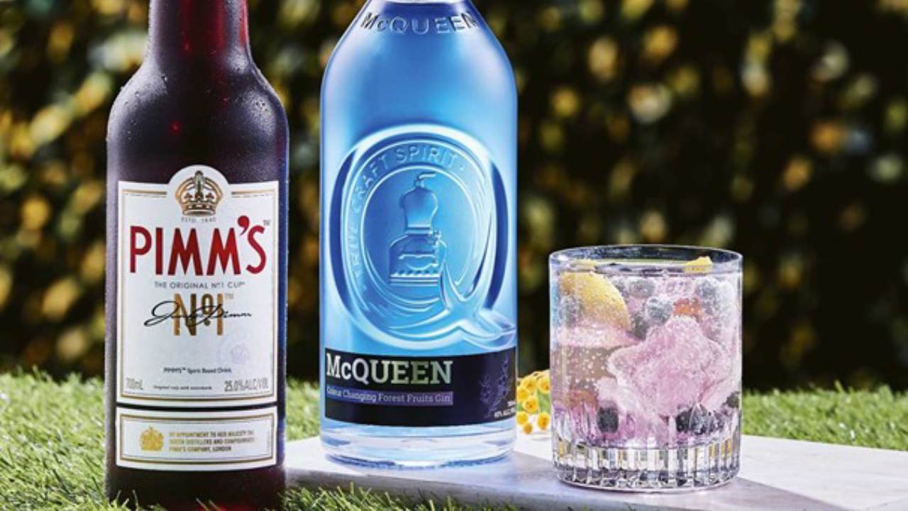 Gin o'clock: The amazing new ALDI spirit that changes colour