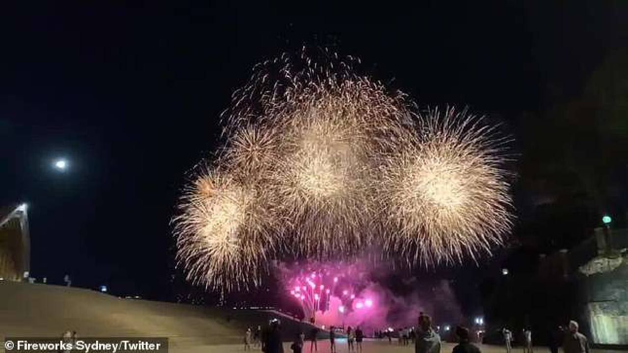 "Hypocritical": Locals baffled by Sydney Harbour fireworks display in the midst of catastrophic blaze conditions