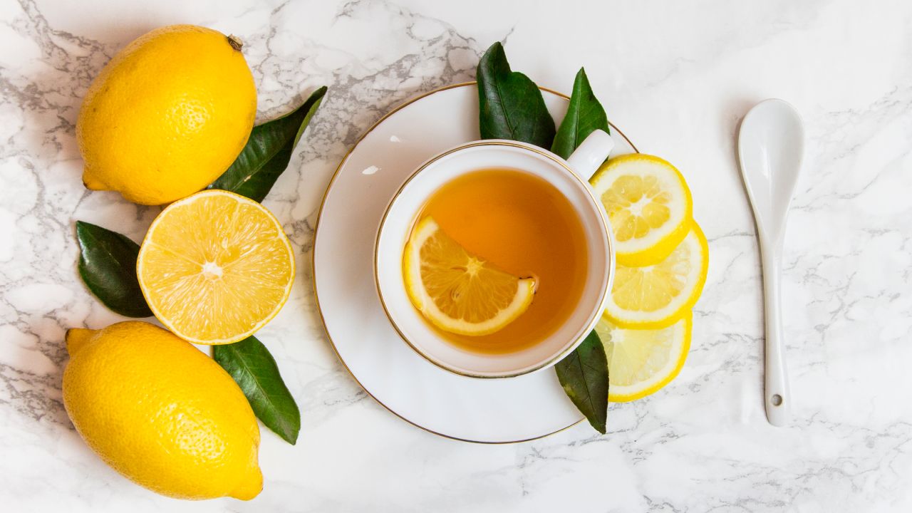 Why does lemon juice lighten the colour of tea?