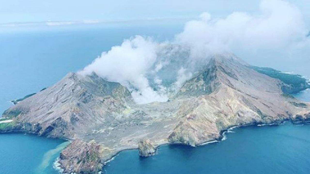 20 people injured after violent volcano eruption off New Zealand coast