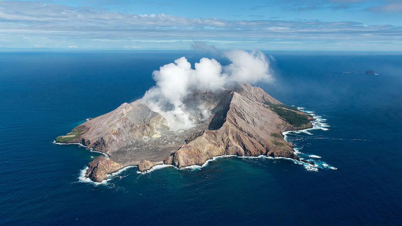 Missing Australians named in White Island volcano eruption 