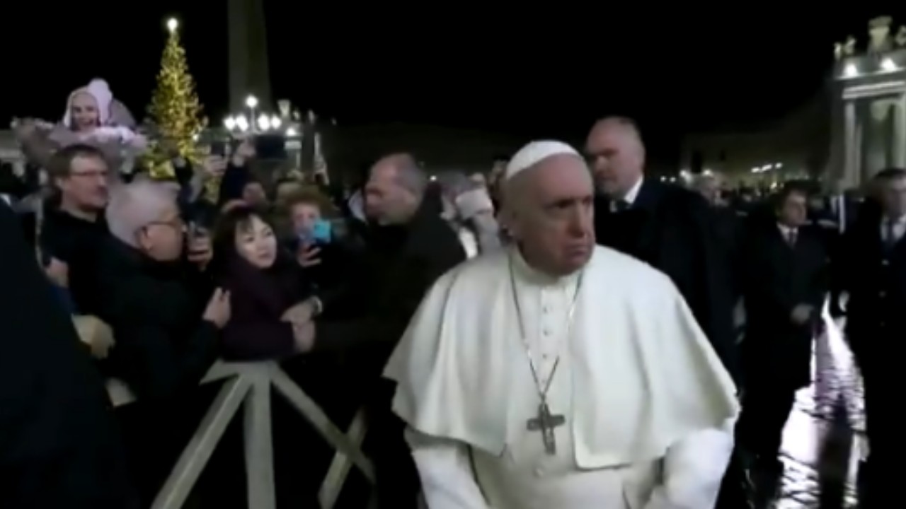 Pope Francis apologises for slapping woman’s hand