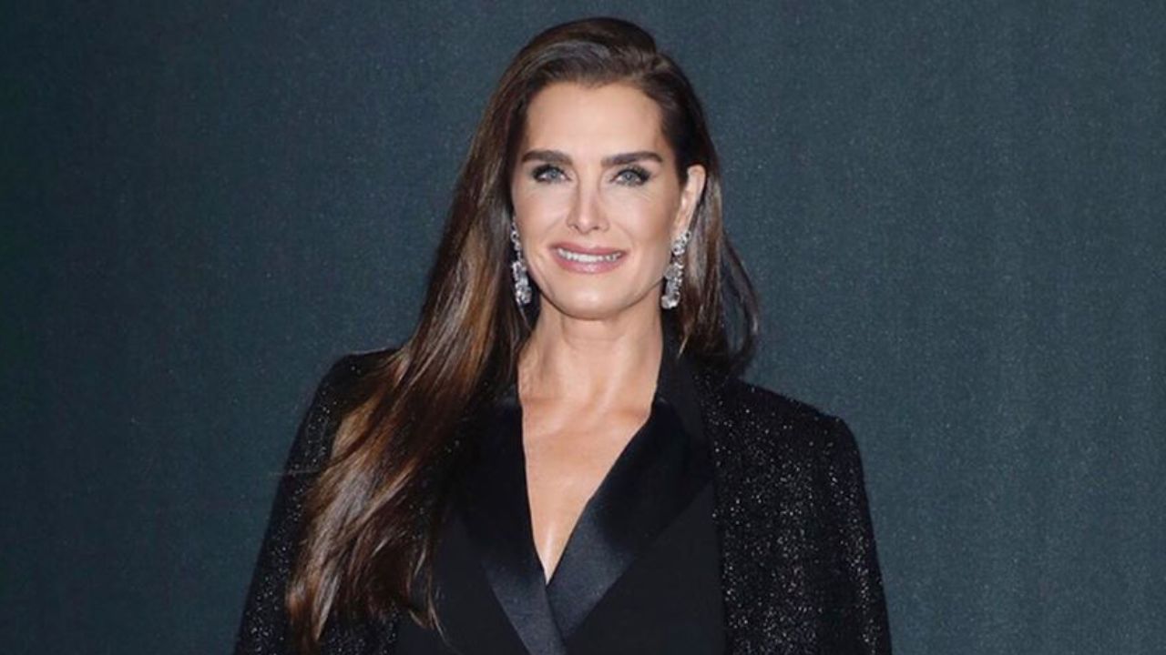 Brooke Shields heads into 2020 in stunning Blue Lagoon form