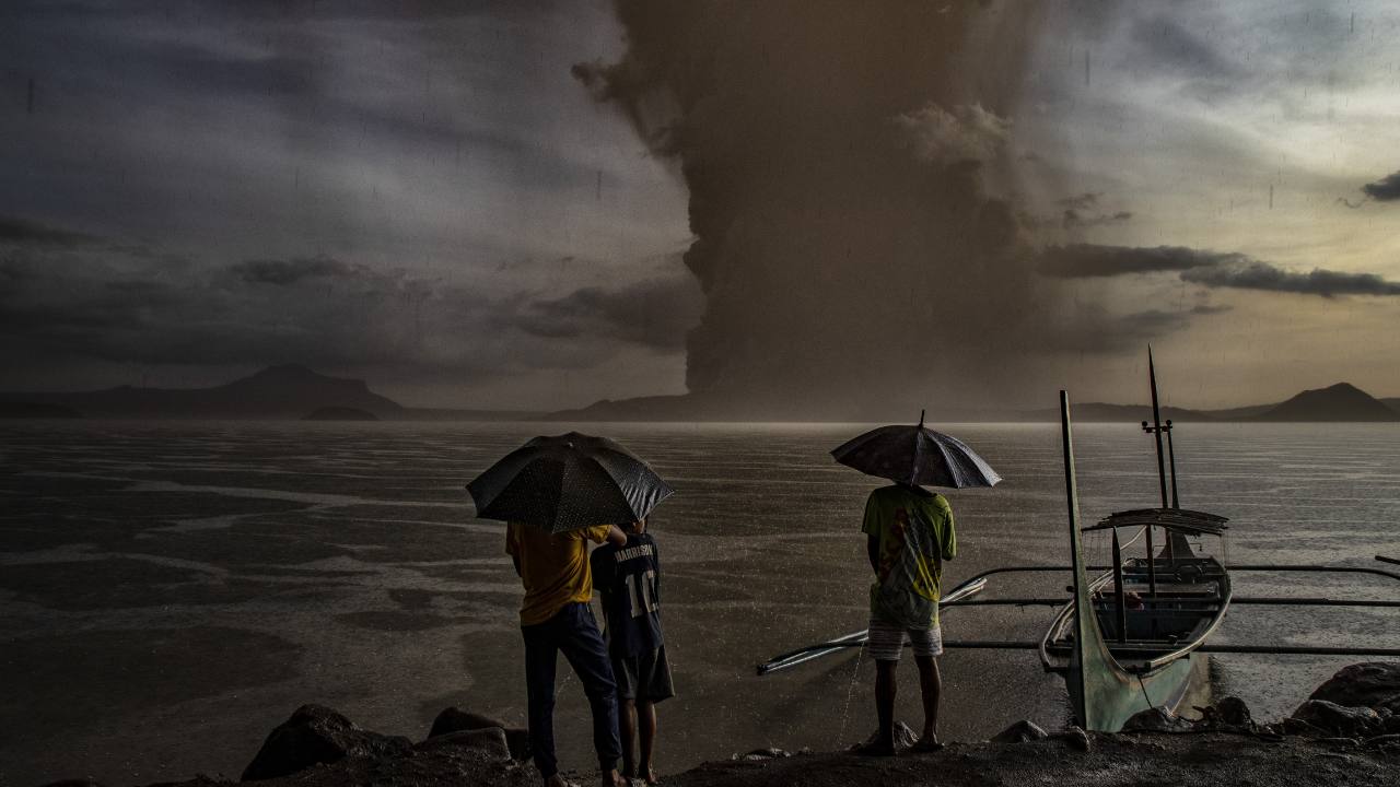 Couple continue with wedding despite volcanic eruption