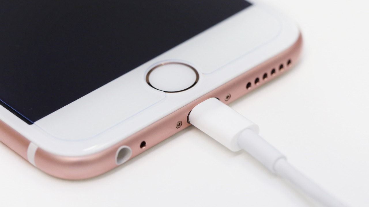 Apple could be forced to change charger cables for iPhone AGAIN