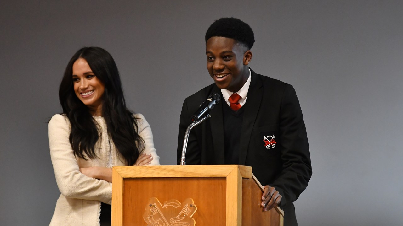 High school student apologises to Prince Harry for “cuddling” Duchess Meghan