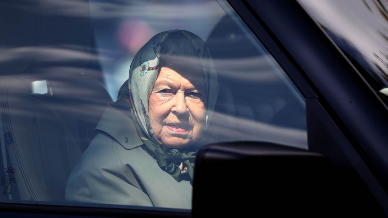 Queen rushed away from Buckingham Palace amid coronavirus fears