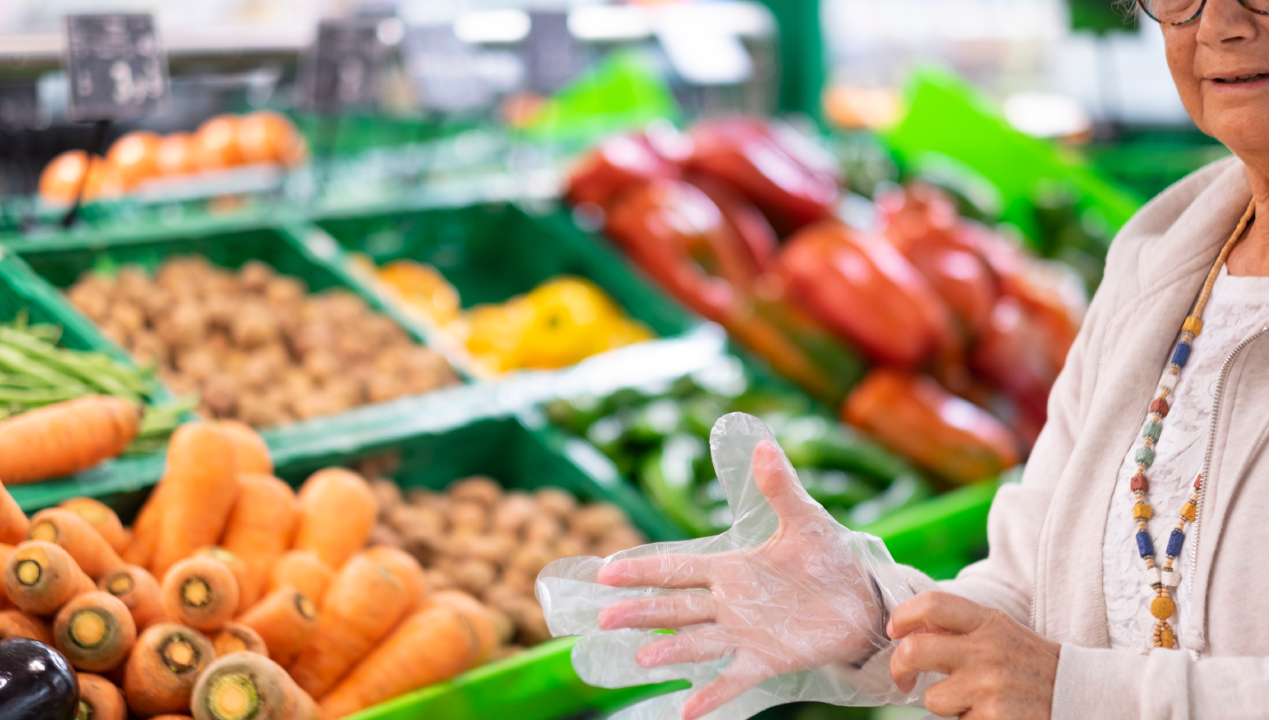 Shop’s blunt sign causes stir online after banning gloves in store