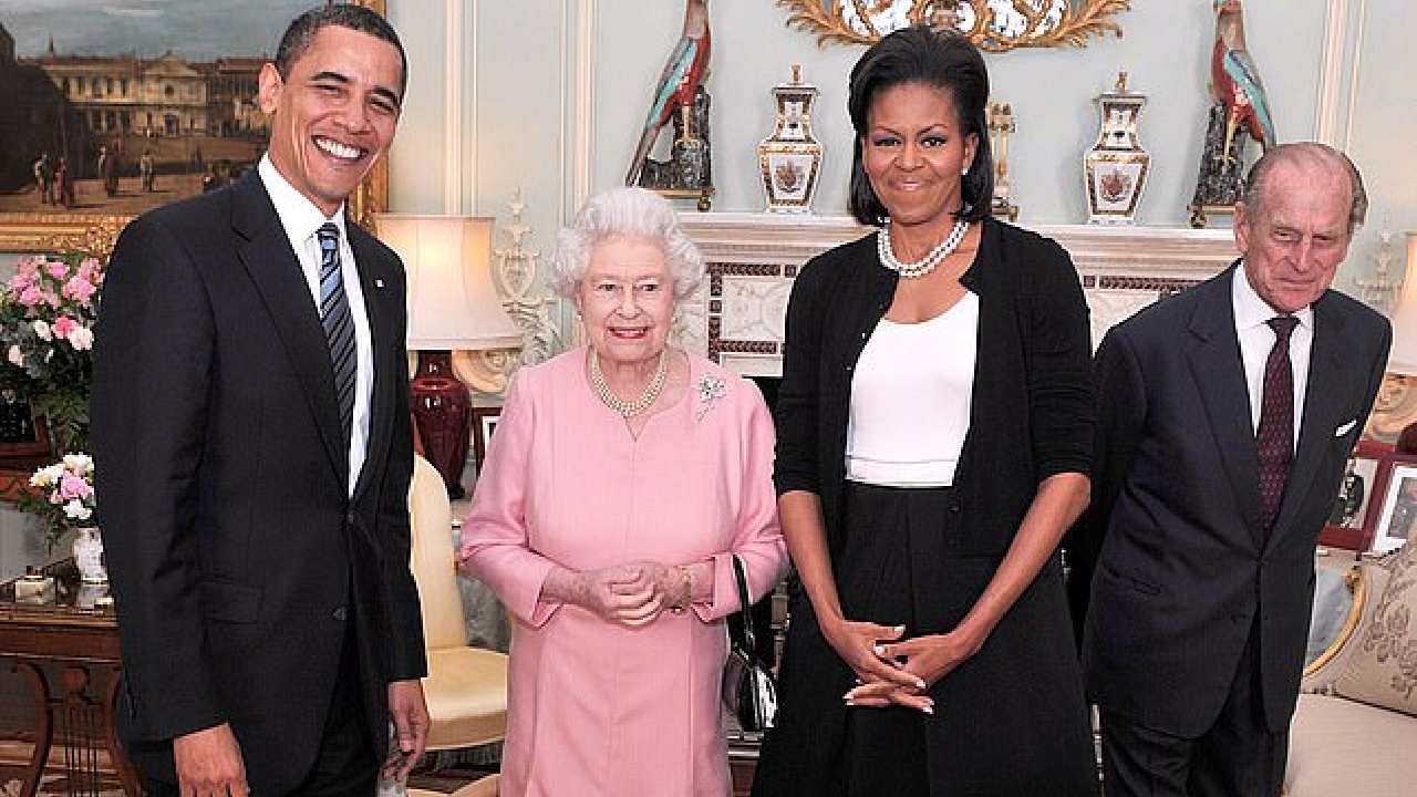 “Don’t touch the bag”: Former Obama staff member reprimanded by Queen’s aid