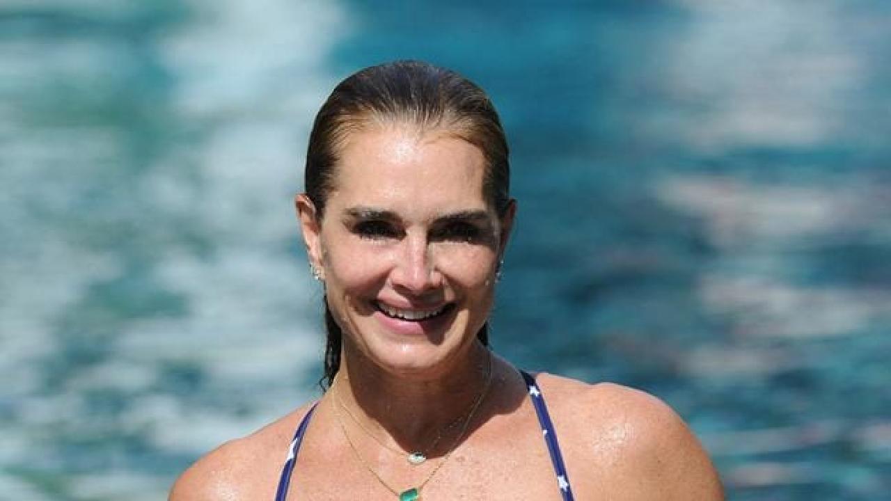 Brooke Shields Flaunts Ageless Figure In Patriotic Bikini Oversixty 