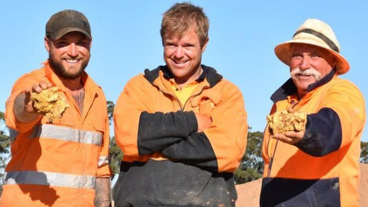 Aussie blokes find two gold nuggets worth $350k 