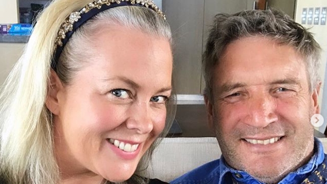 Samantha Armytage puts wedding to Richard Lavender “on hold”