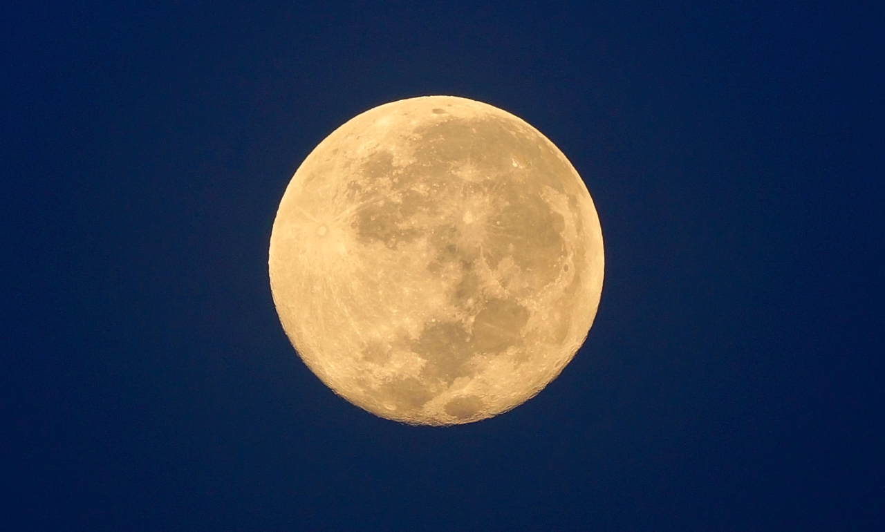 7 ways a full moon can mess with your emotions