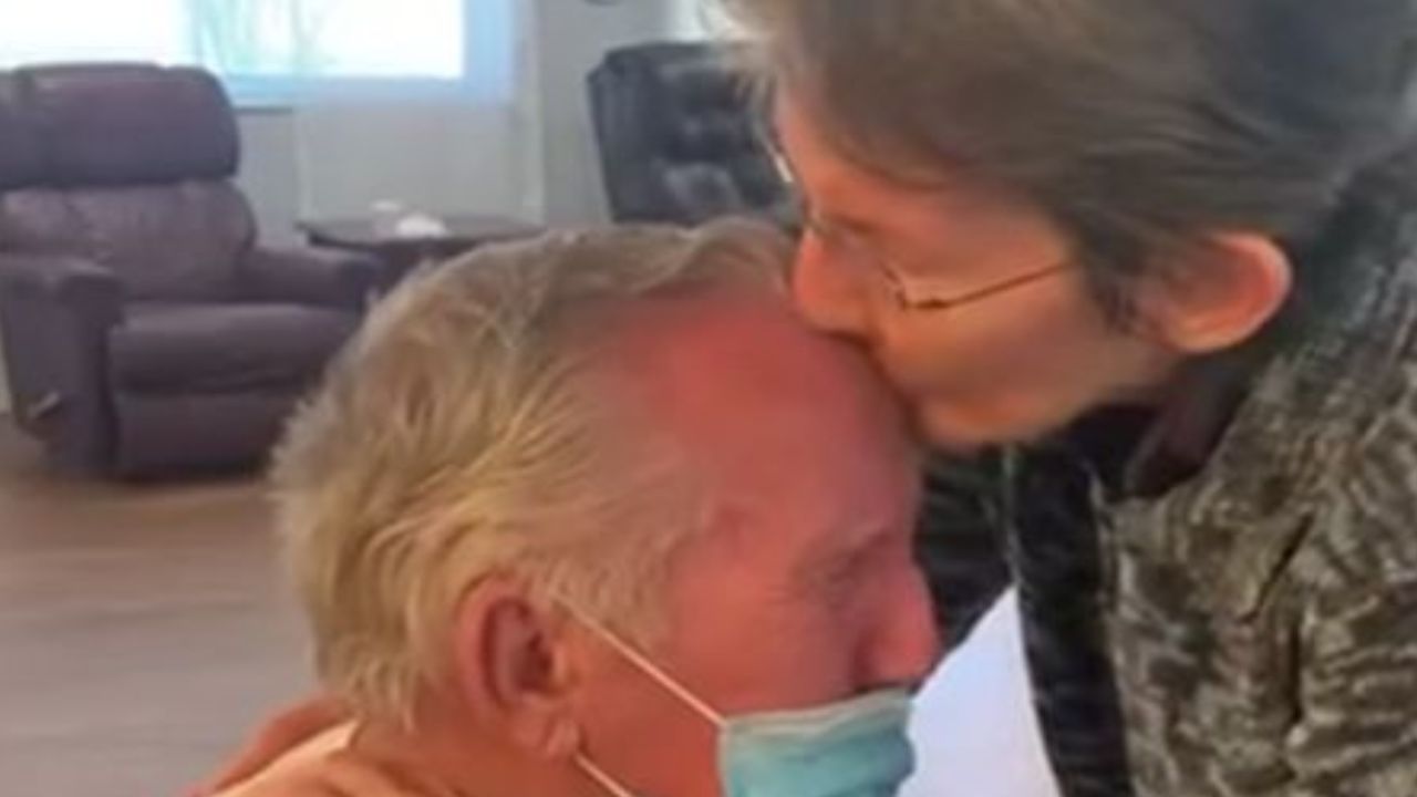 “Get the tissues out!“: Overwhelming reunion for couple kept apart for 215 days