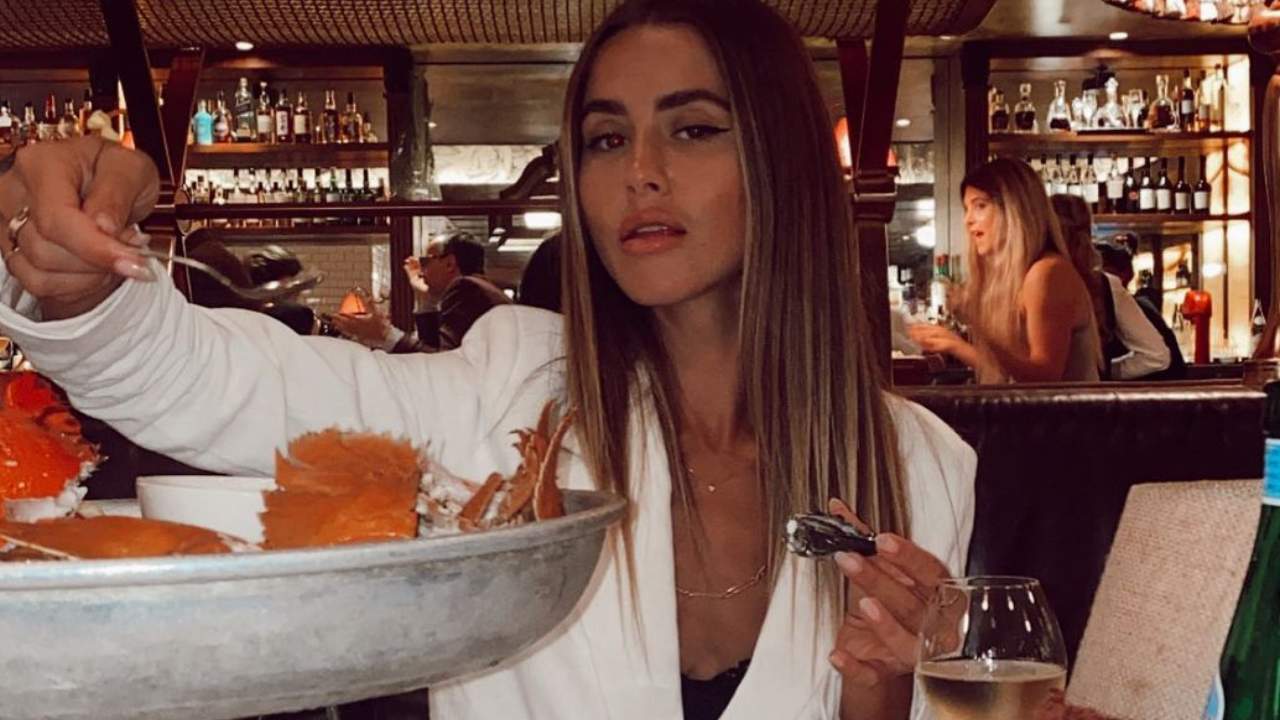  "How were the oysters?" Sydney model booed for delaying flight
