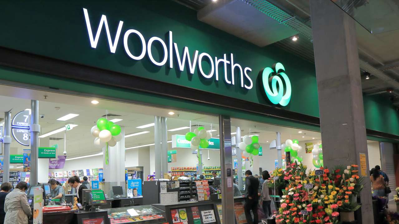 Panic as thousands of Woolworths shoppers potentially exposed to COVID-19