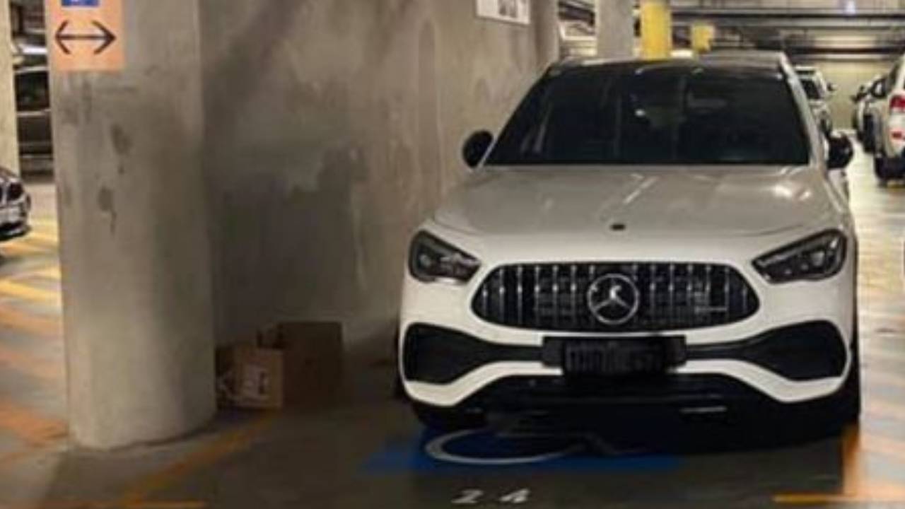 Mercedes driver divides the internet over hospital car park complaint