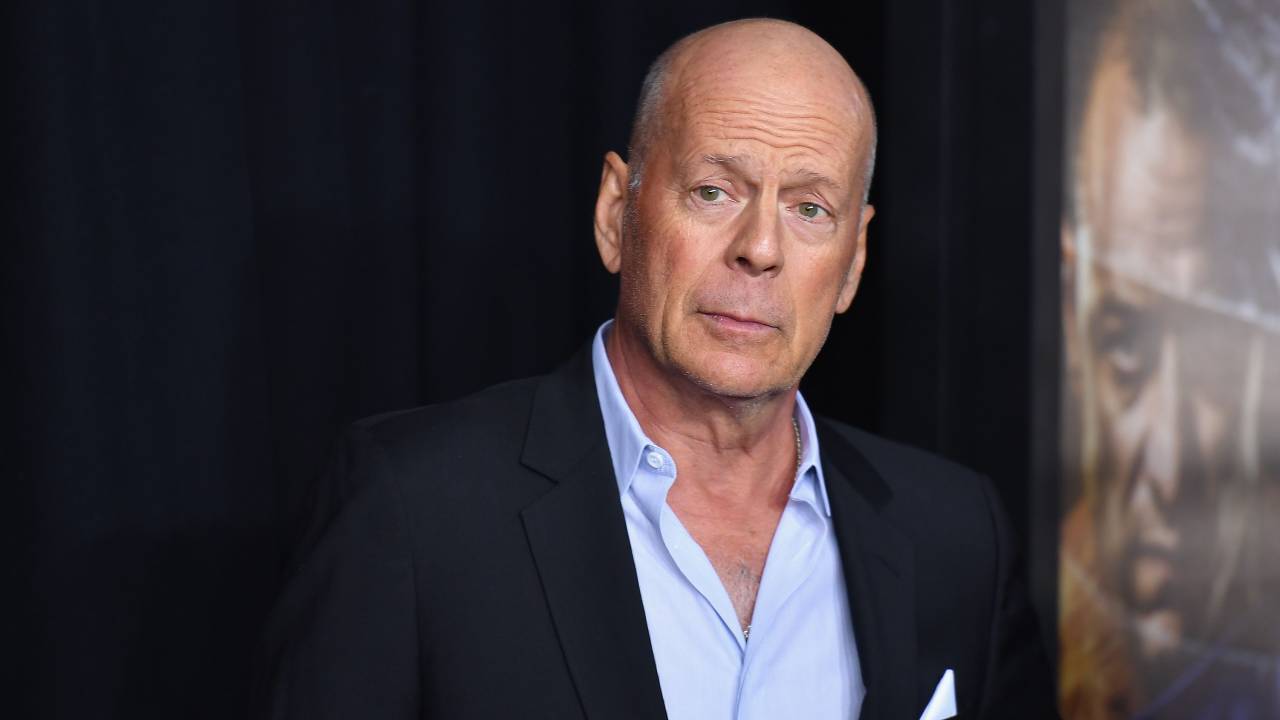 Bruce Willis apologises for "refusing" to wear a mask