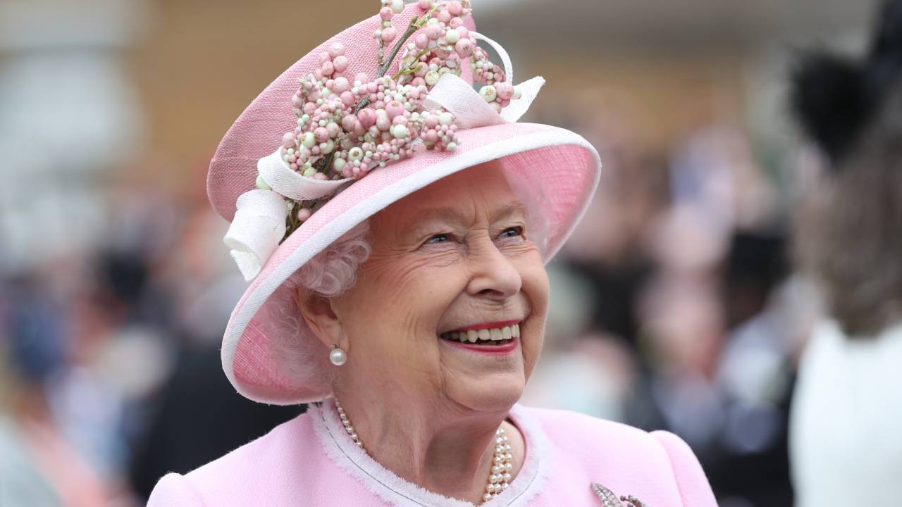 "Quite alarming!": Queen cracks joke about new statue