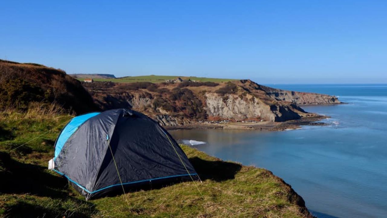 Parents condemned for crazy clifftop camping spot
