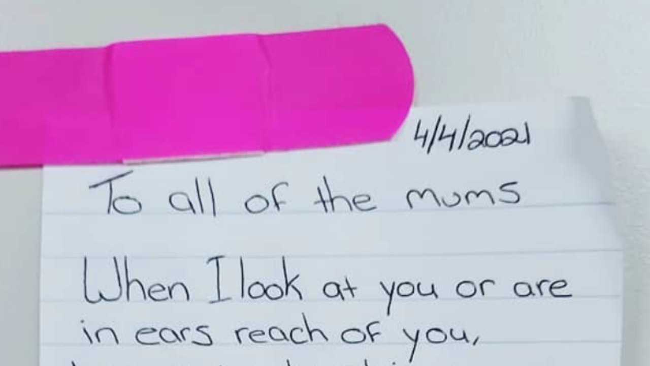 "I'm not judging you": Stranger leaves heartwarming note for mums camping in caravan park