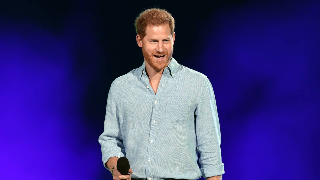 Prince Harry gets standing ovation at concert for COVID-19