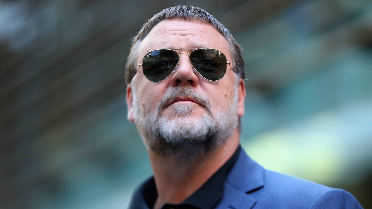 Russell Crowe farewells father in touching memorial service