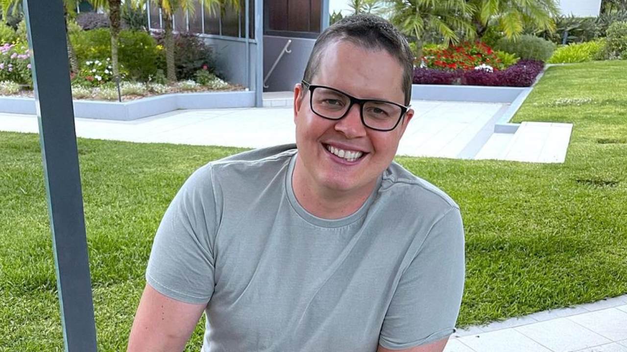 Johnny Ruffo relaxes with family while fighting brain cancer