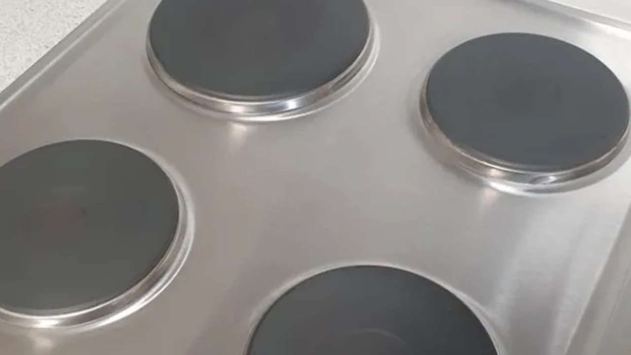 Woman praised for “witchcraft” hack to get stovetops gleaming 