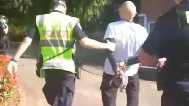 Elderly man collapses when arrested for not wearing a face mask