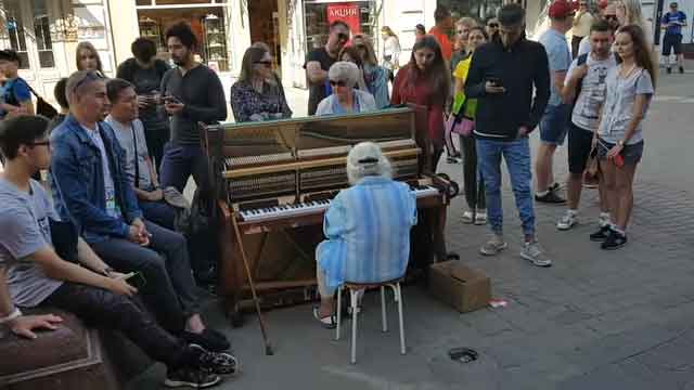 Elderly street artist shocks passersby with musical talent