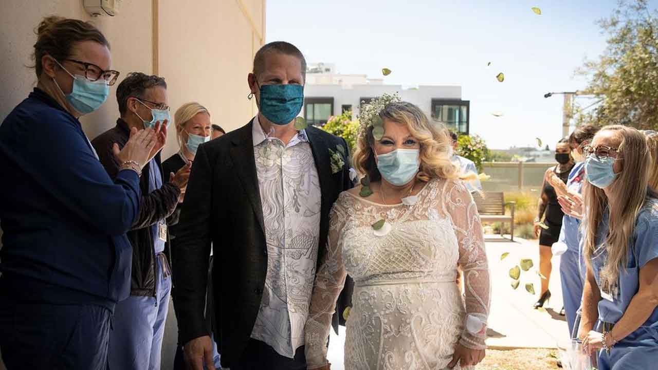Hospital staff host heartwarming ceremony for pregnant couple