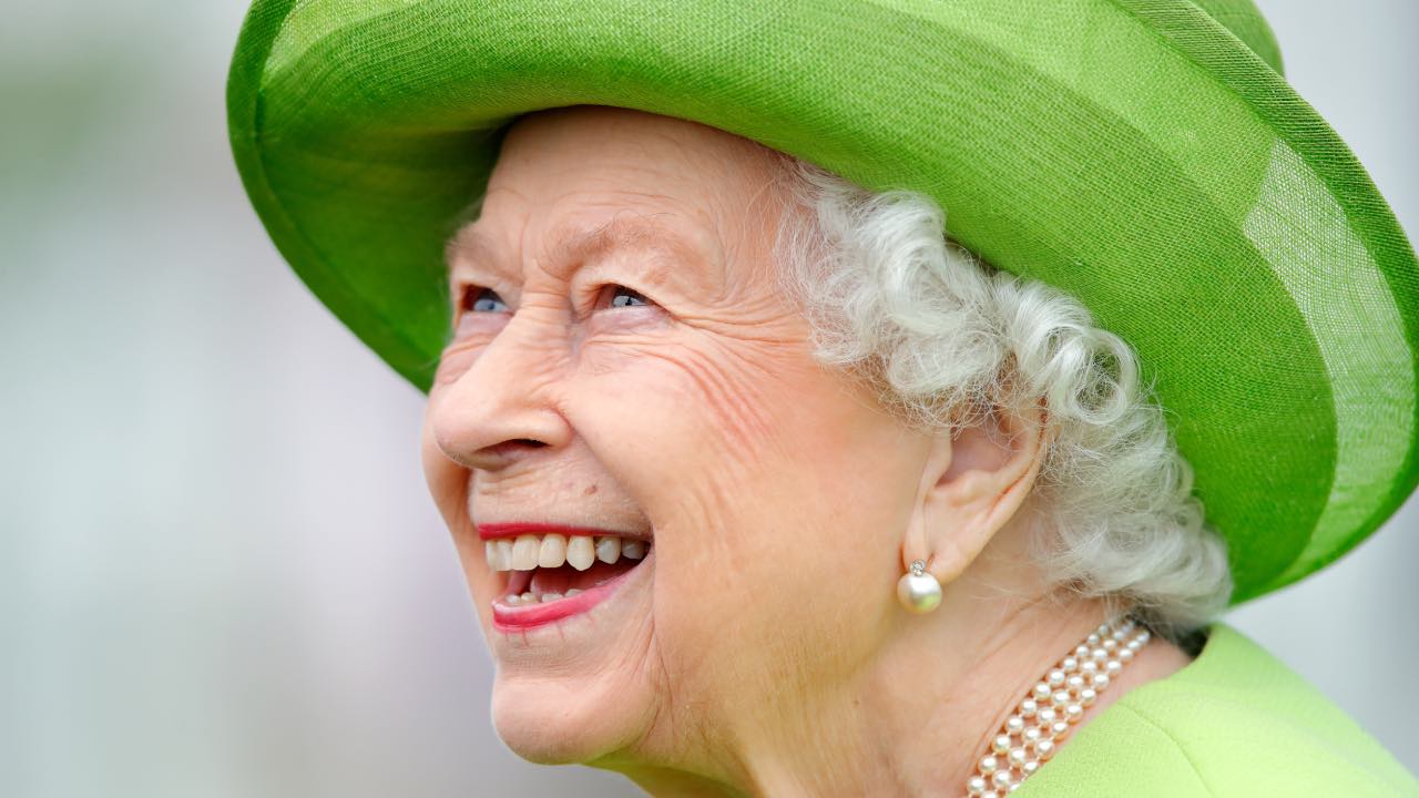 Queen under fire over abysmal royal job salary