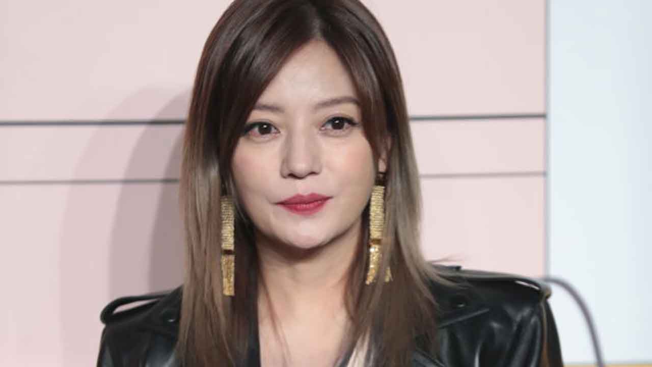 Billionaire actress Zhao Wei erased from history