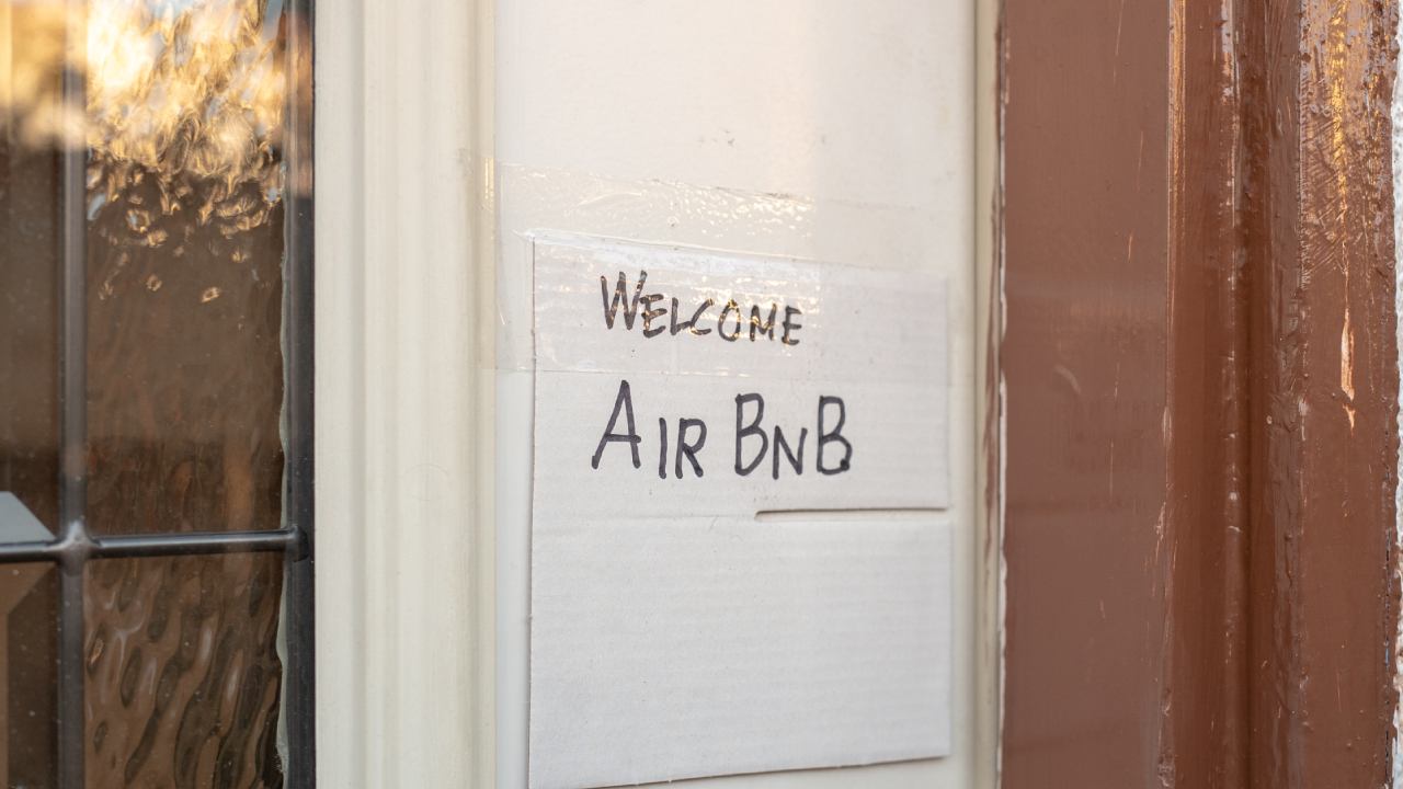 5 Signs you're about to fall for a bad Airbnb listing 